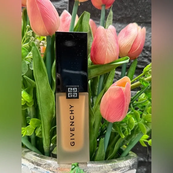 Givenchy PRISME LIBRE SKIN-CARING MATTE FOUNDATION 5-W355, Brand New without box - Picture 5 of 9